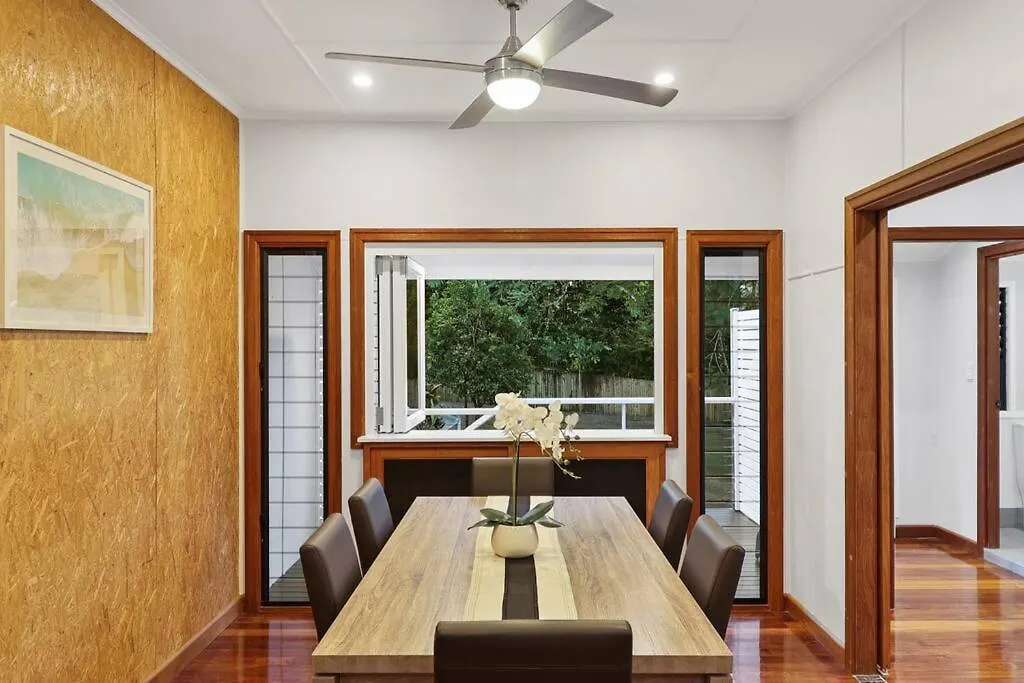 Charming Traditional Queenslander - Close To City Westcourt Australia