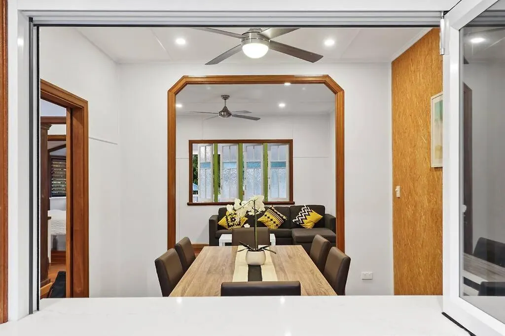 Charming Traditional Queenslander - Close To City Westcourt 0*,  Australia