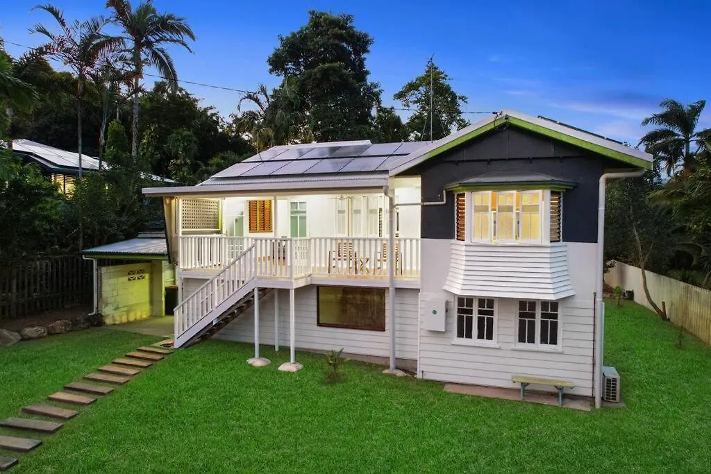 Charming Traditional Queenslander - Close To City Westcourt Holiday home